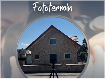 Fototermin für ein Einfamilienhaus in Weilerswist von Jakobi Immobilien mit Kameraausrüstung vor dem Haus.